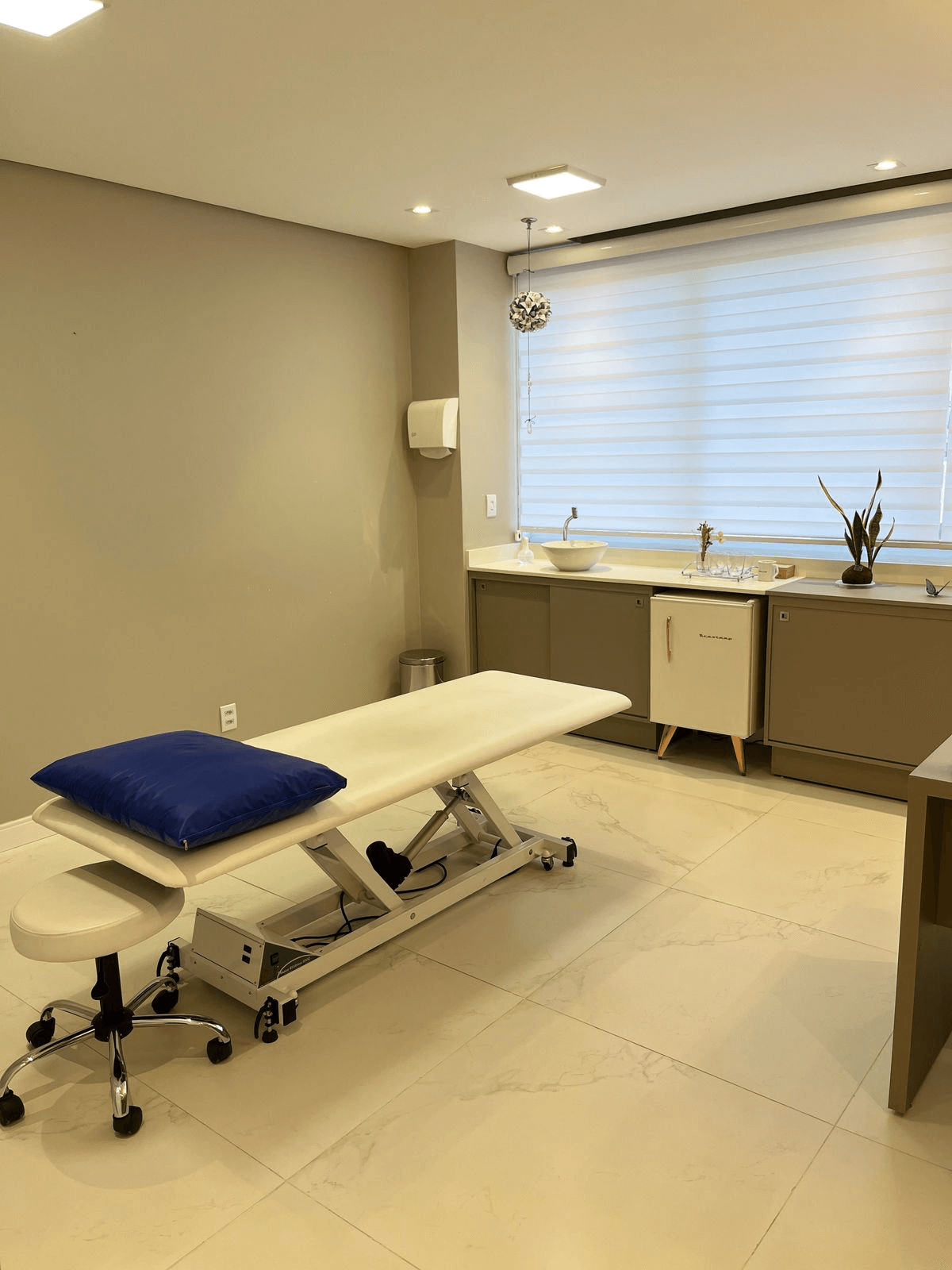Sala de atendimento com maca para osteopatia